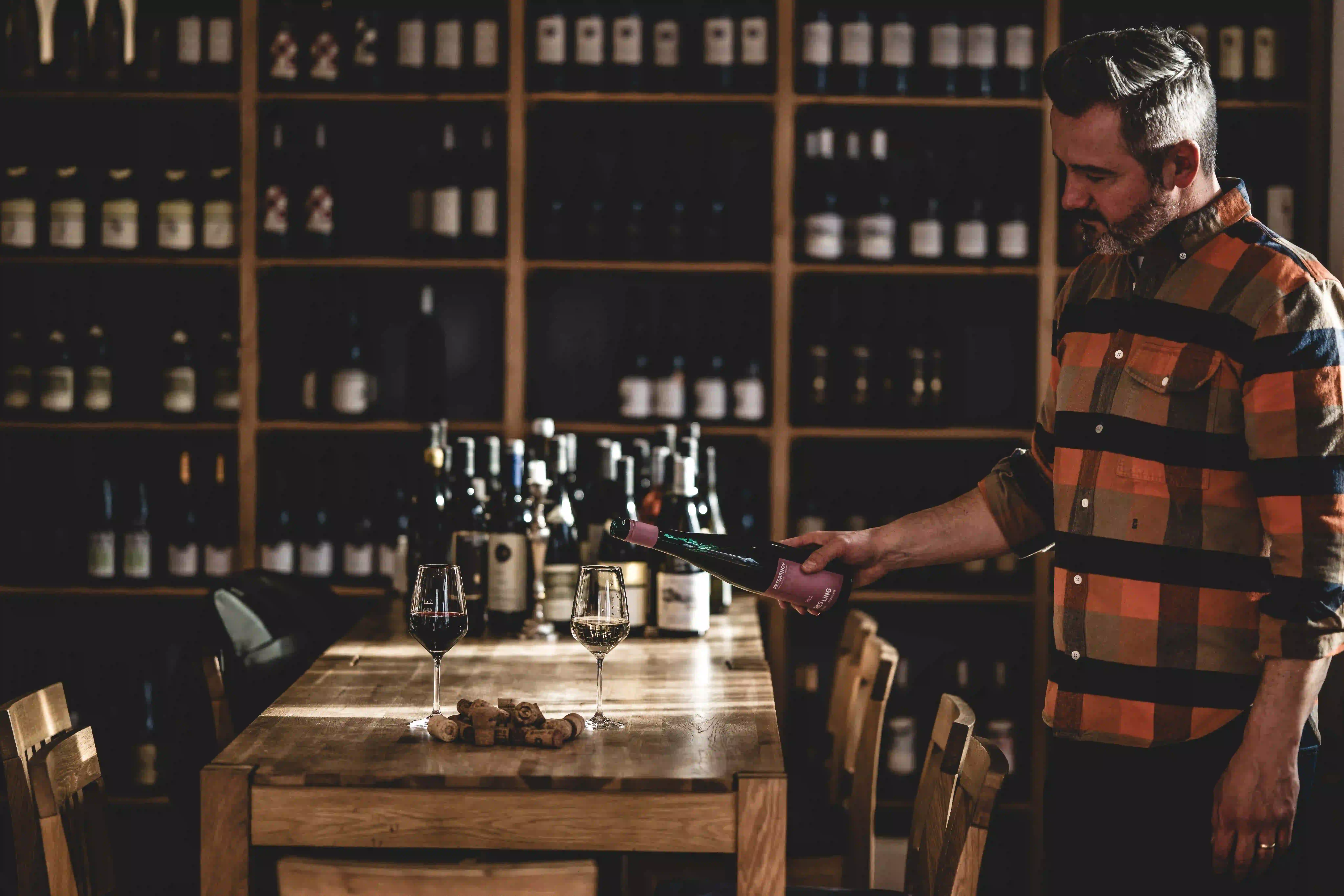 Wein wird in der Vinothek Vinosus eingeschenkt