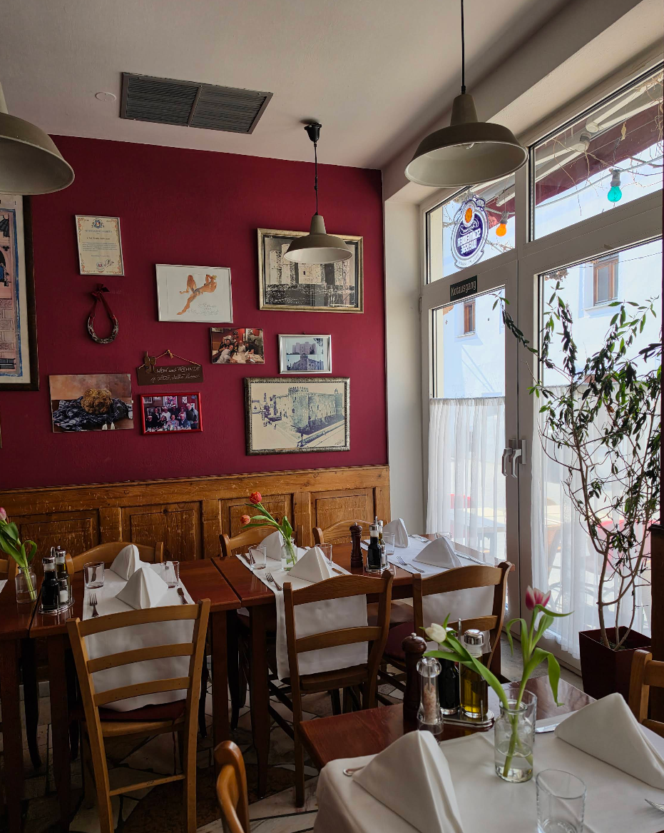 Liebevoll gedeckte Tische in der Osteria Federico II