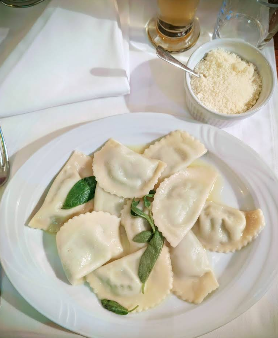 Hausgemachte Ravioli mit Salbei